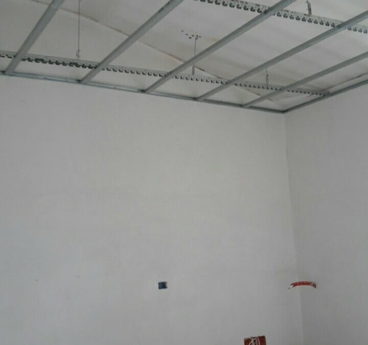 Preparazione per il ribassamento in cartongesso di tutti i soffitti di casa e inizio gessatura delle pareti. #rinnovakasa.it