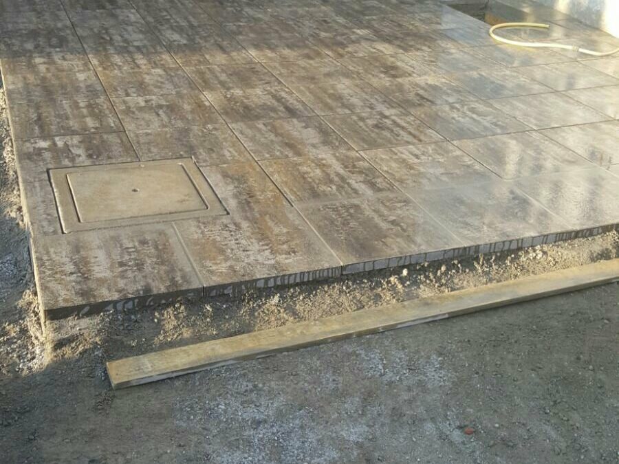 Particolare posa di piastrelle speciali per esterno , mix Luserna , misura 50×50 cm spessore 4. Posa con la giusta pendenza per un cortile carrabile. Contattaci per ristrutturare anche il tuo spazio ?